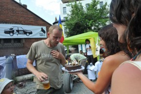 Rene Kubasek, directorul Centrului Cultural Ceh din Bucureşti a primit un tort în faţa standului nostru. Şi un cadou de la noi.
