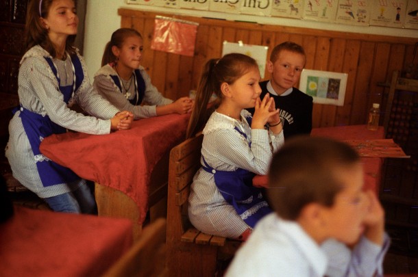 Copiii de la școala din Cruhla, Suceava.