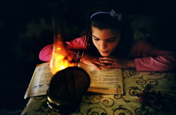 Părăscuța își face lecțiile la lampă. Cruhla, Suceava.