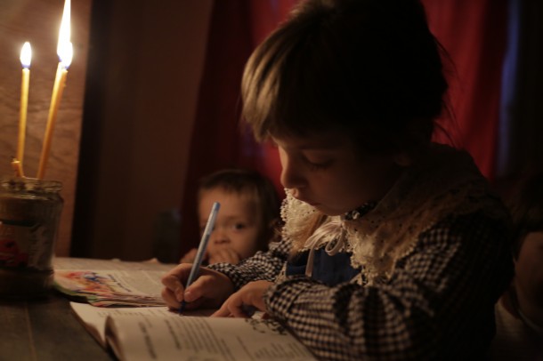 Lecții la lumina lumânării pentru mii de copii din România.