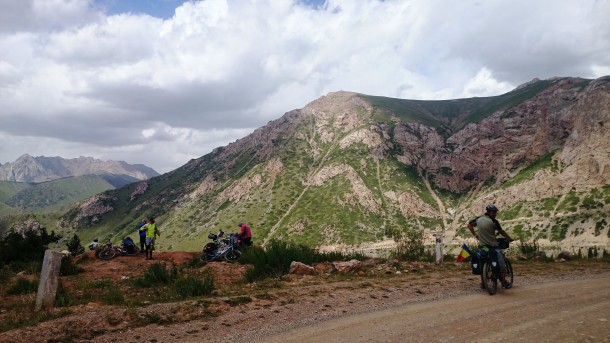 Întâlnire de cicloturiști la nivel înalt, 3.346 m. Pasul Moldo Asuu.